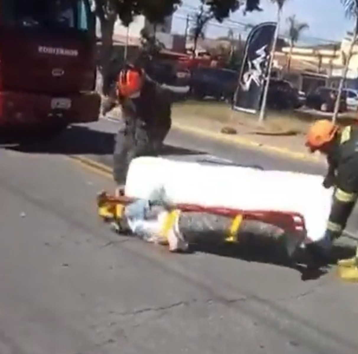  VÍDEO: Bombeiros se atrapalham com maca e vítima de acidente cai no chão 