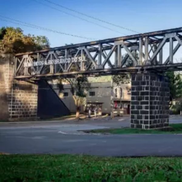 Até o momento, o Centro de Sismologia da Universidade de São Paulo (USP) que monitora os abalos no Brasil não registrou o tremor.