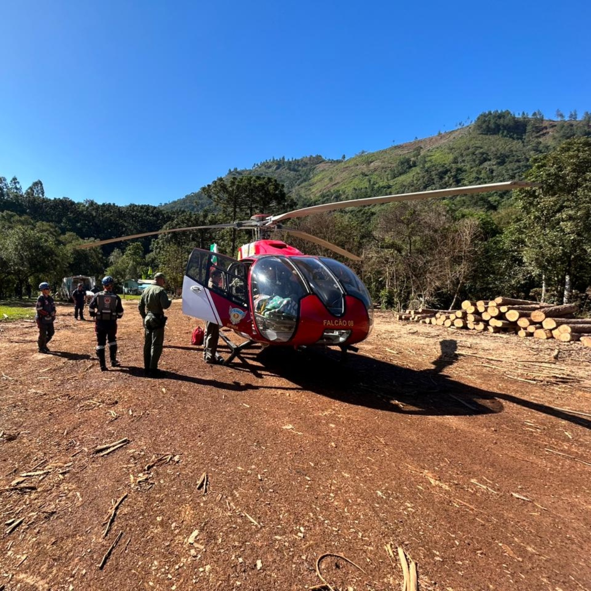  tronco de árvore cai em cima de homem em rio branco do sul 