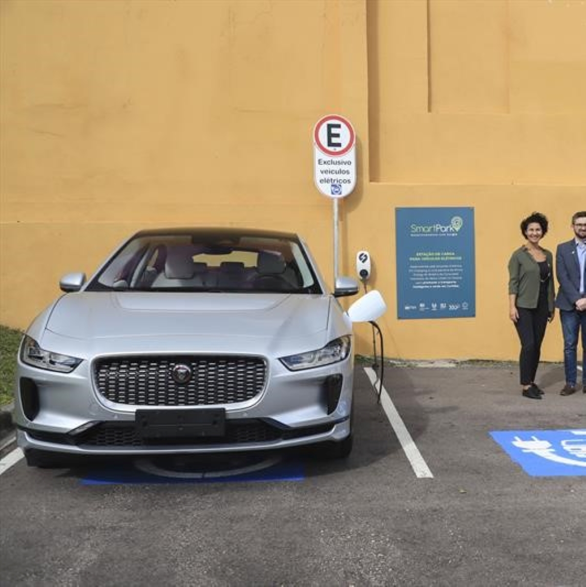  Curitiba recebe ponto de carregamento público para carros elétricos 