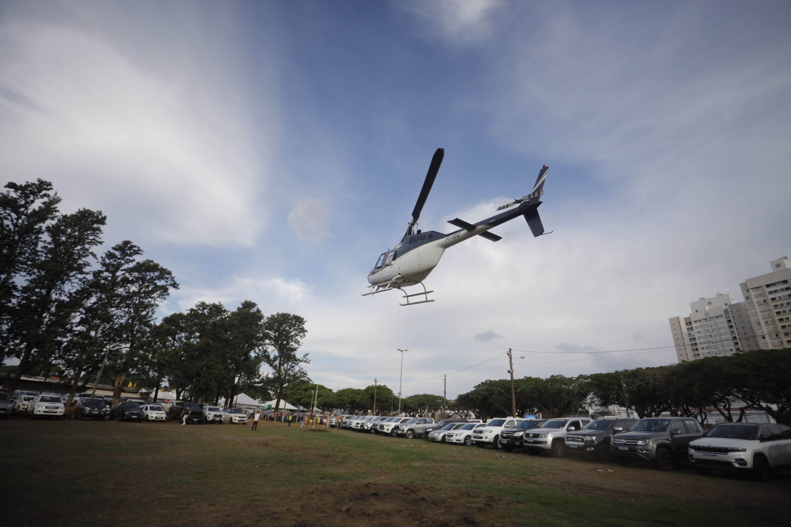  Voo de helicóptero é atração na Expoingá 