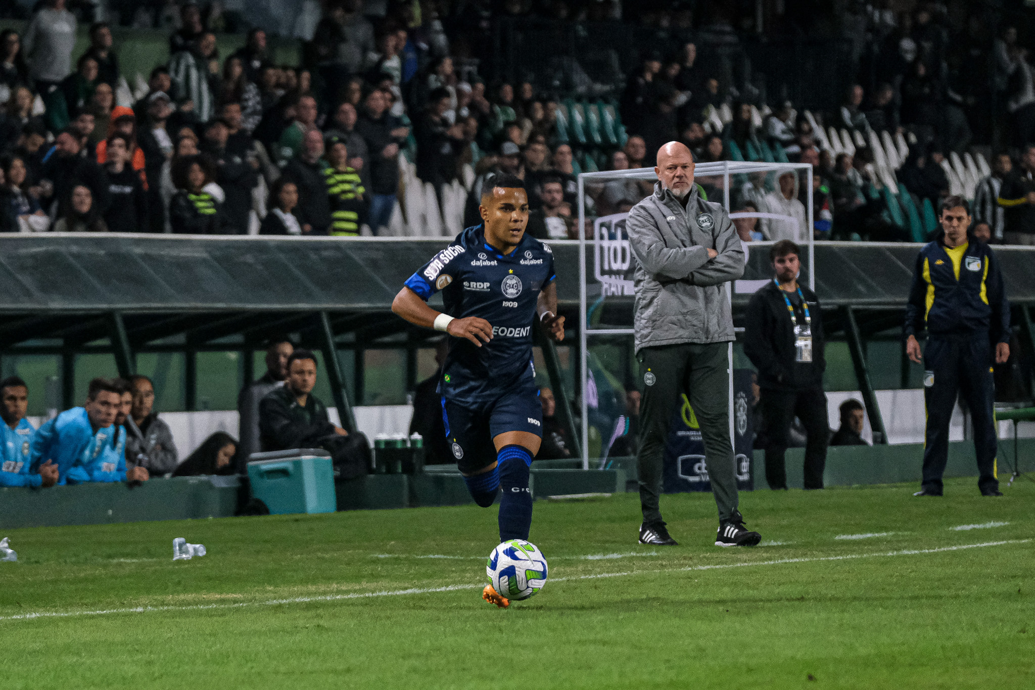  Antônio Carlos Zago observa jogada do Coritiba 