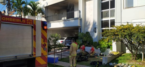 Um bombeiro chegou a passar mal por causa da fumaça e foi socorrido.