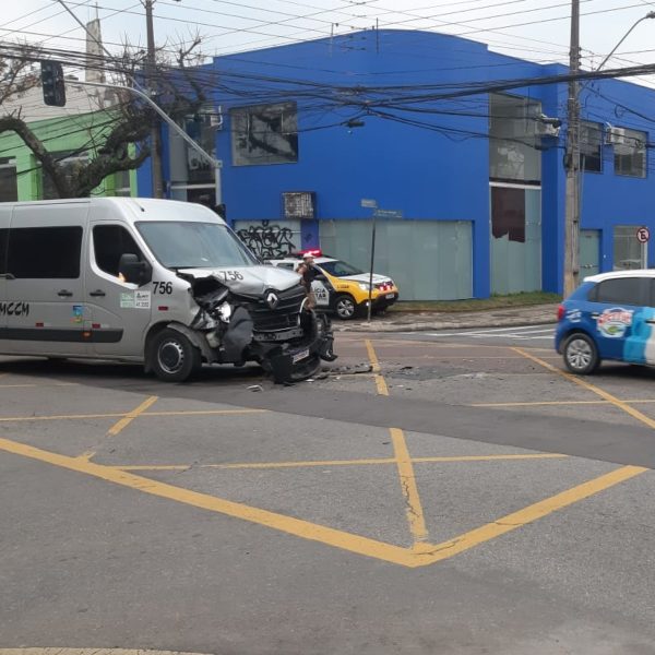 Um acidente entre uma van e uma caminhonete terminou com uma pessoa ferida na manhã desta terça-feira (20), no bairro Rebouças, em Curitiba.