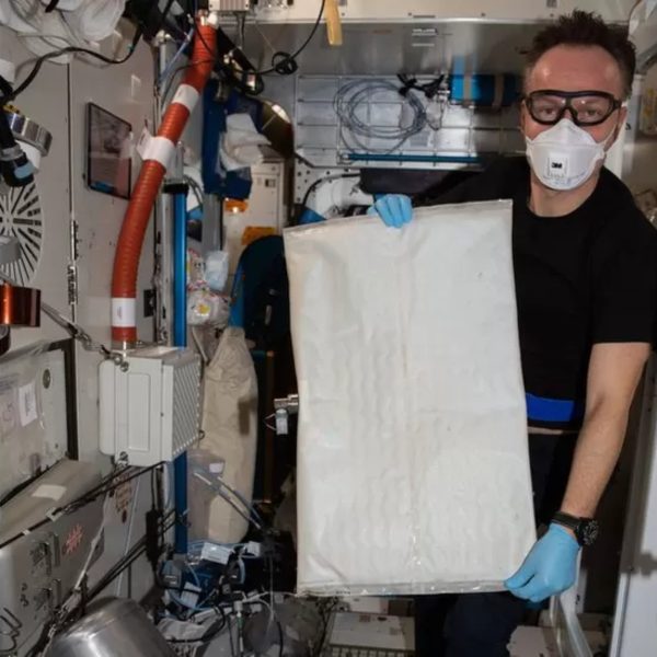 astronautas-nasa-bebem-xixi-reciclado