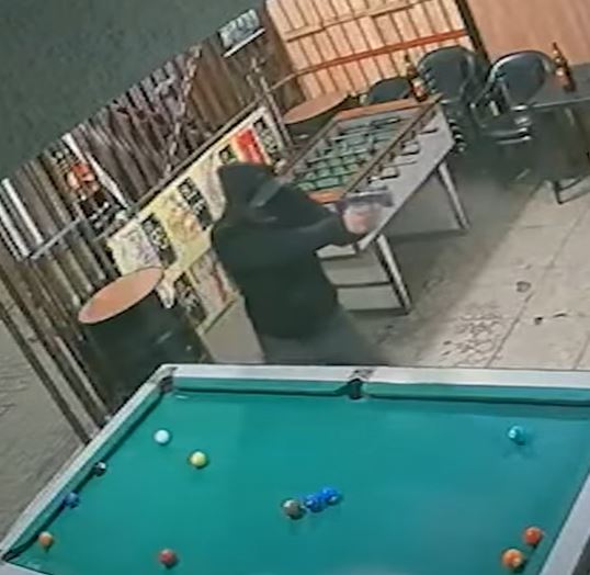 Vídeo: jovem é executado a tiros enquanto jogava sinuca no PR