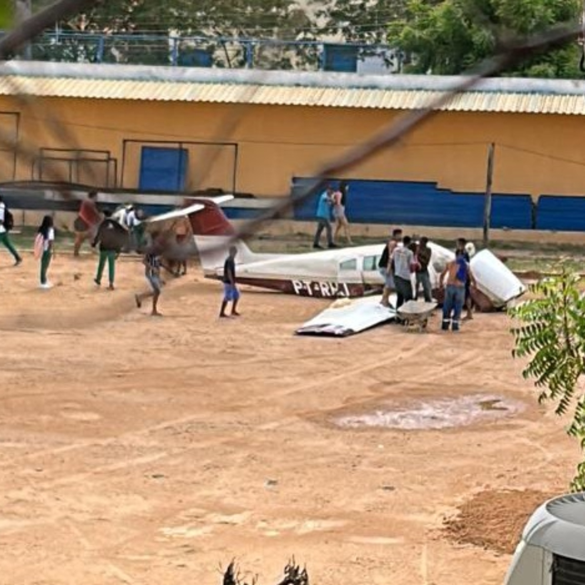  Avião cai em campo de futebol e deixa feridos 