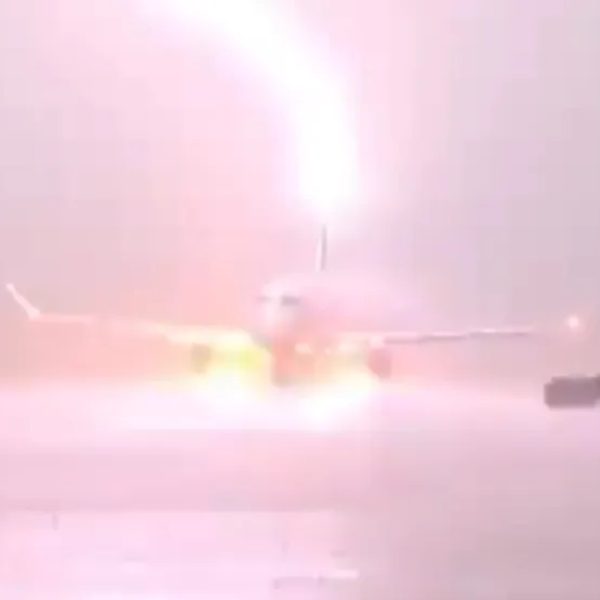 Apesar do susto, ninguém ficou ferido. Após uma longa espera para a tempestade acabar, o avião conseguiu chegar ao portão, onde os passageiros desembarcaram em segurança.