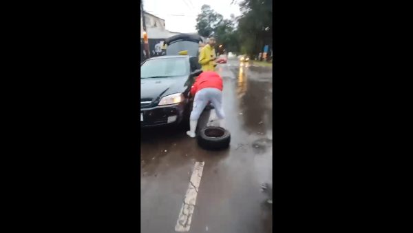 Buraco em avenida de Maringá fura pneus de vários carros; vídeo