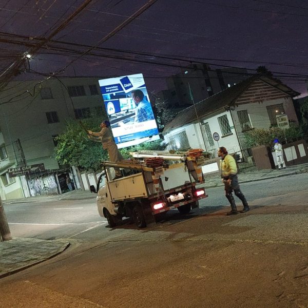 caminhão derruba fios, que atingem pedestre na calçada