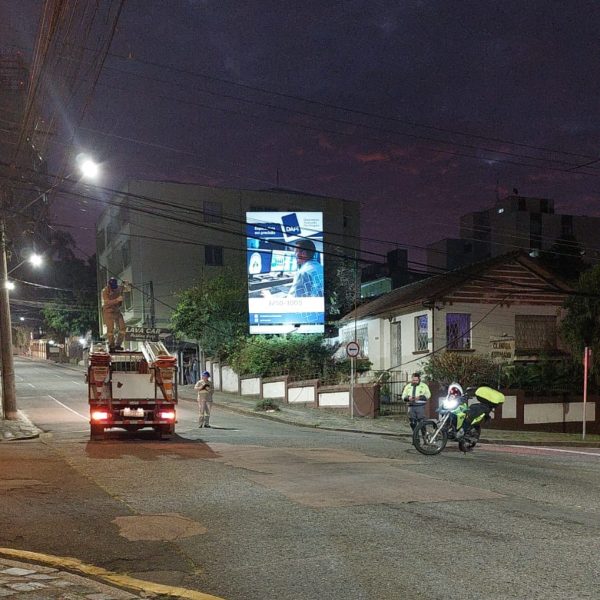 caminhão derruba fios, que atingem pedestre na calçada