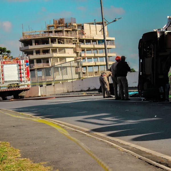 Caminhão tomba e derruba poste na Grande Curitiba