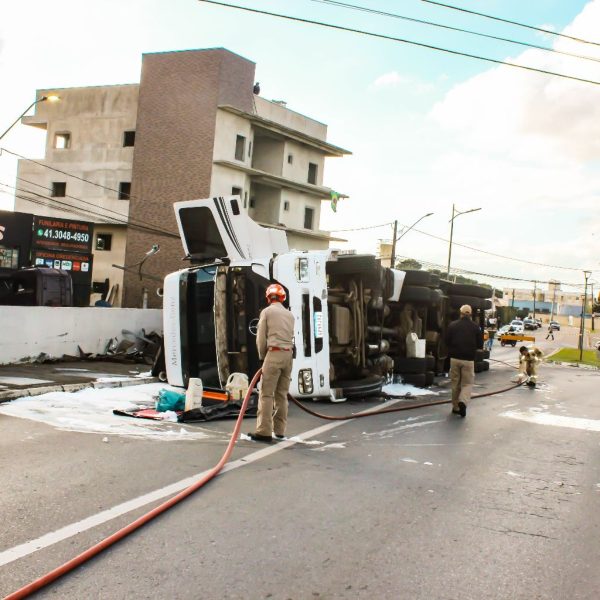 Caminhão tomba e derruba poste na Grande Curitiba