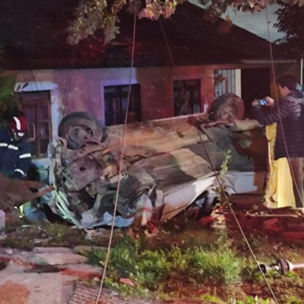 carro capota invade casa tamandaré