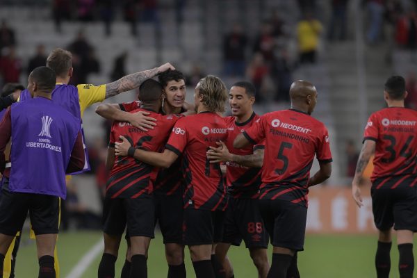 Jogadores do Athletico comemoram gol contra o Alianza Lima