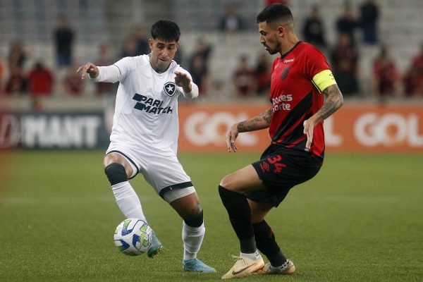 Lance de Athletico x Botafogo pelo Brasileirão