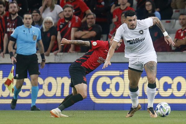 Lance de Athletico x Botafogo pelo Brasileirão