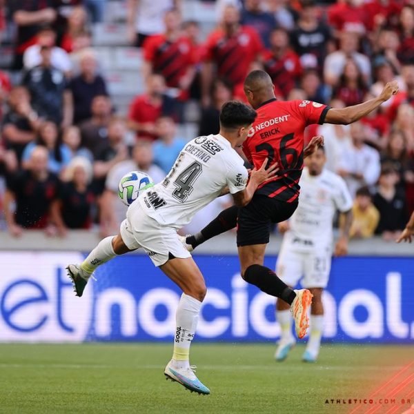 Lance de Athletico x Corinthians, pelo Brasileirão