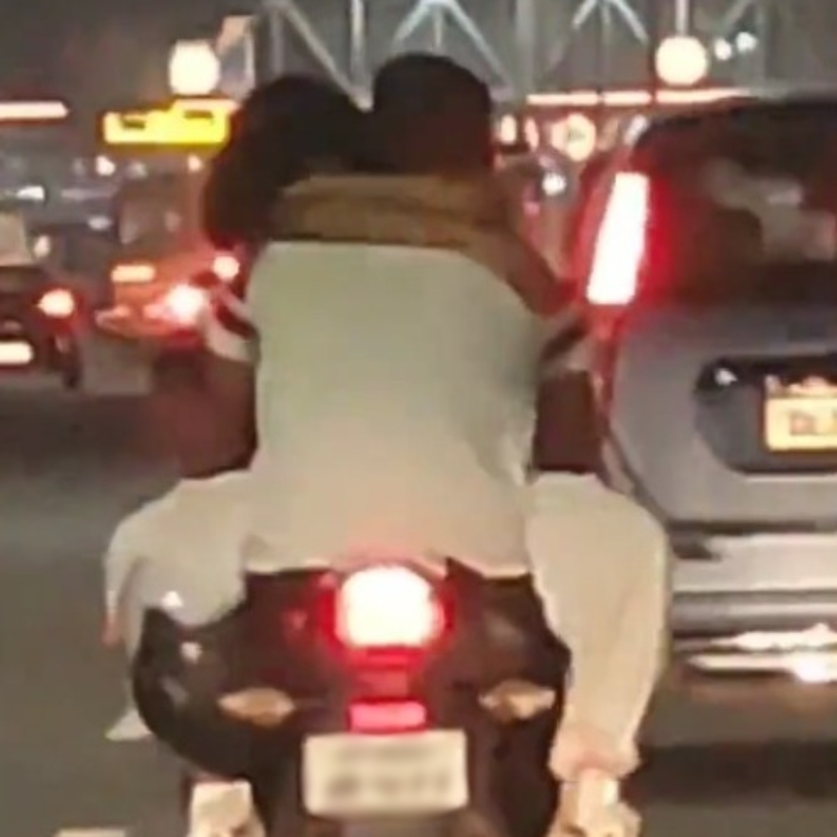  Um casal foi flagrado em um momento íntimo enquanto andava de moto em uma rodovia movimentada na cidade de Uttar Pradesh, na Índia, na última semana. 