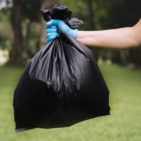 Cadáver de mulher é encontrado dentro de saco de lixo embaixo de árvore