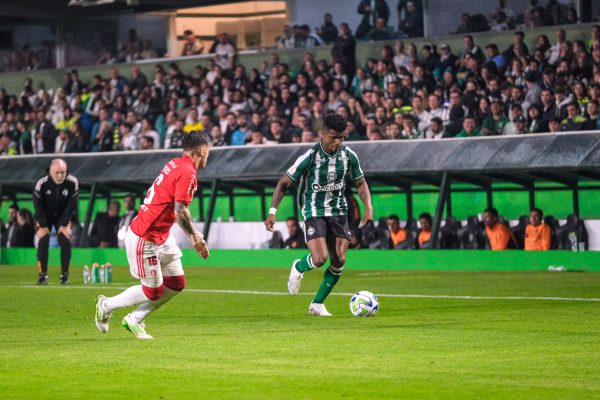 Lance de Coritiba x Internacional, pelo Brasileirão