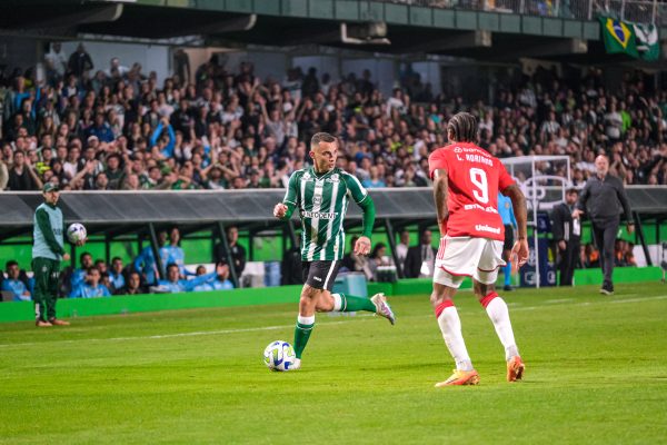 Lance de Coritiba x Internacional, pelo Brasileirão