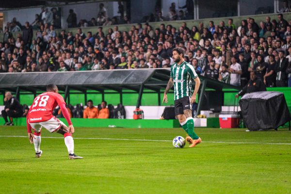 Lance de Coritiba x Internacional, pelo Brasileirão