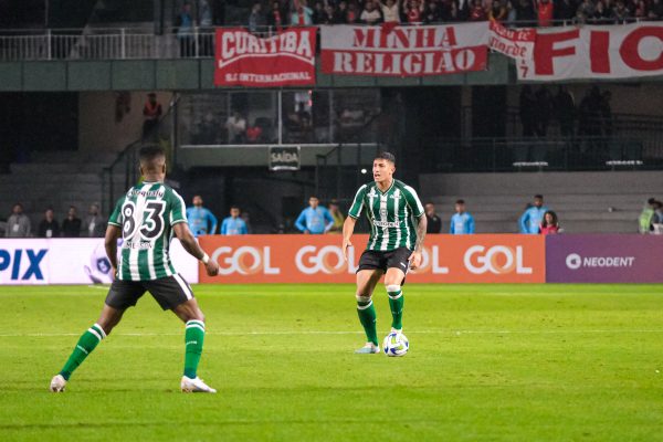 Lance de Coritiba x Internacional, pelo Brasileirão