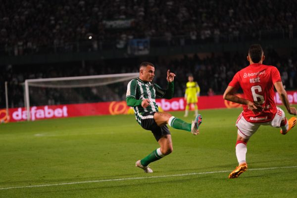 Lance de Coritiba x Internacional, pelo Brasileirão