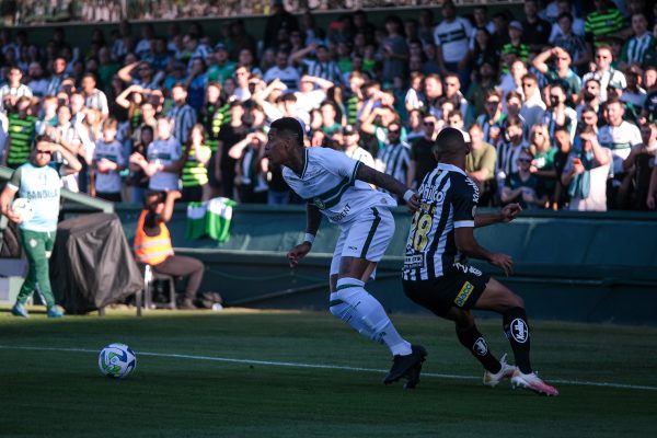 Lance de Coritiba x Santos, pelo Brasileirão