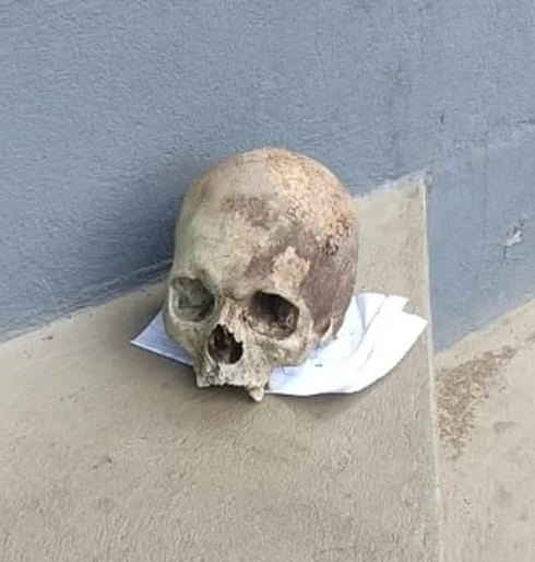 Crânio humano é deixado em porta de delegacia com uma carta no Maranhão