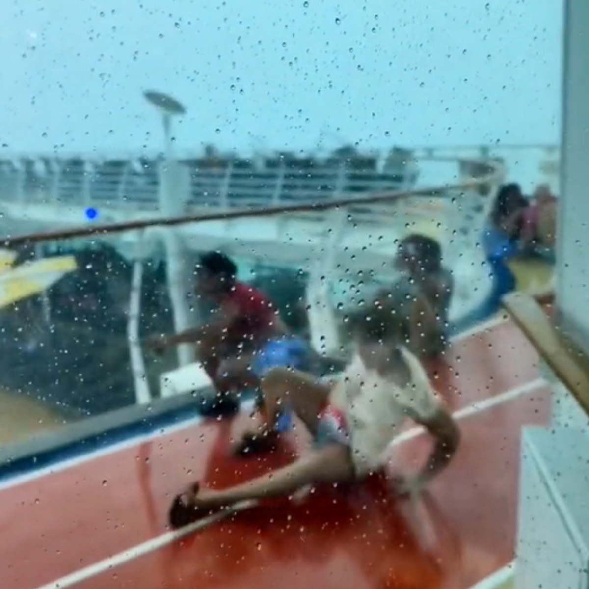  VÍDEO: Cadeiras voam e pessoas são arrastadas em cruzeiro atingido por furacão 