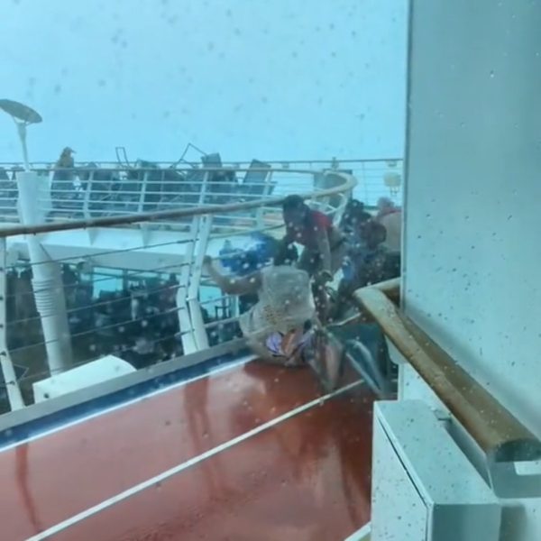 VÍDEO: Cadeiras voam e pessoas são arrastadas em cruzeiro atingido por furacão