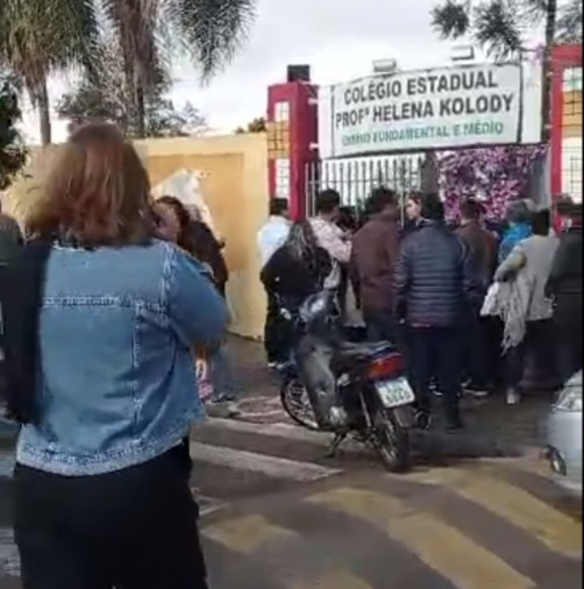  Um jovem invadiu o Colégio Estadual Professora Helena Kolody, em Cambé, no norte do Paraná, na manhã desta segunda-feira (19). Alguns moradores próximos a escola registraram a movimentação da polícia na porta da unidade de ensino. 