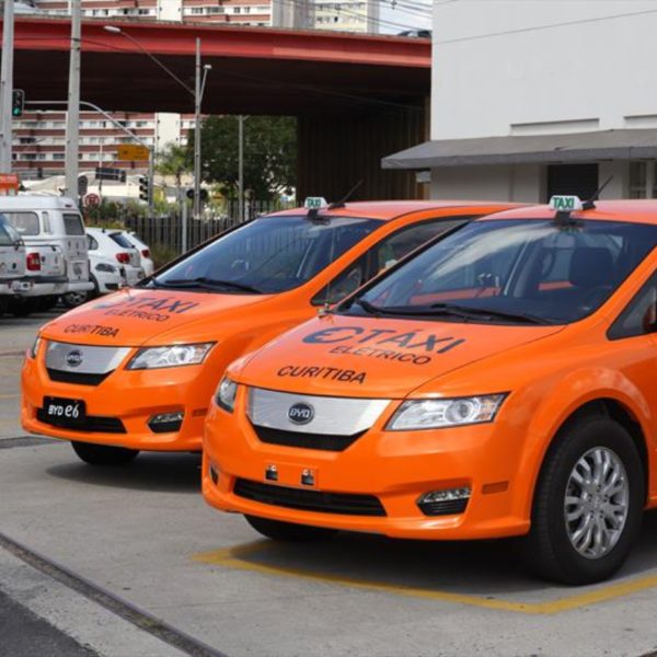 greca-lanca-testes-taxi-eletrico-renault