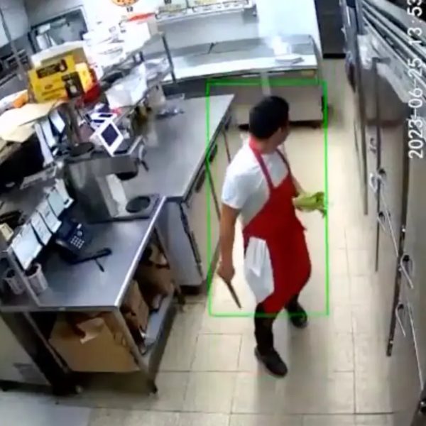 Homem invade cozinha de pizzaria e tenta esfaquear e incendiar funcionário