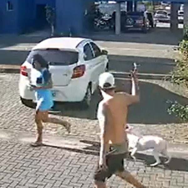 VÍDEO: Homem esfaqueia idoso e corre pelado atrás de casal em condomínio