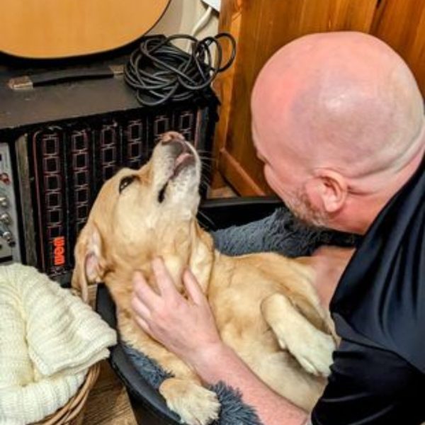 Homem e cachorra com o mesmo câncer aproveitam últimos dias juntos