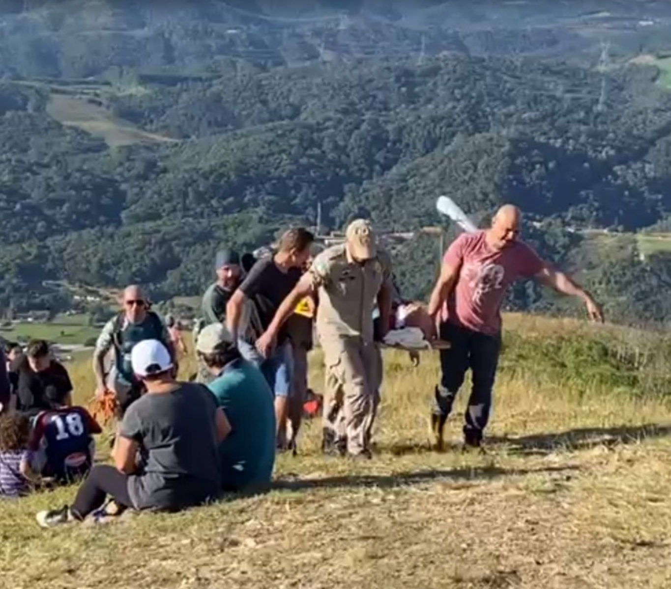  VÍDEO: Homem fica ferido durante voo de parapente em Campo Largo 