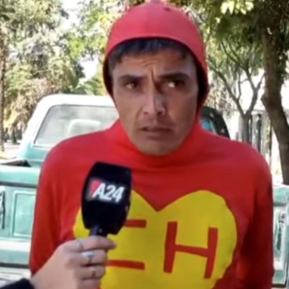  homem-vestido-chapolin-enfrenta-ladrao 