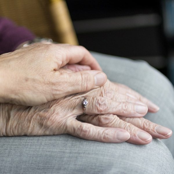 Um jovem de 23 anos foi preso em flagrante suspeito de estuprar uma idosa de 90 anos em um quarto de hotel, nesta segunda-feira (26), em Unaí, em Minas Gerais.