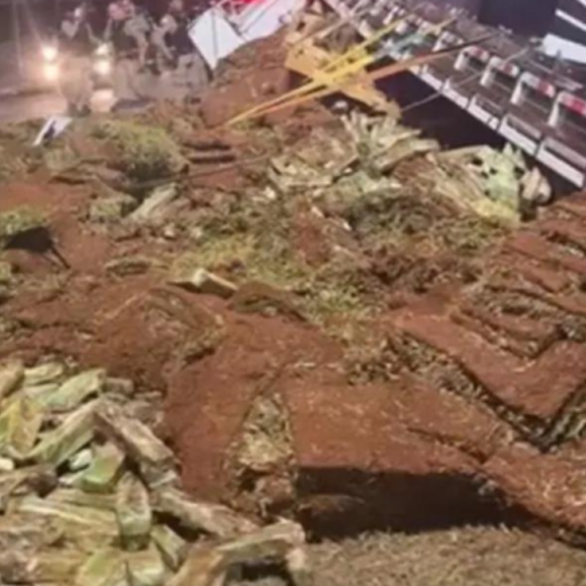  caminhão tomba na frente de batalhão da PM com carga de maconha 