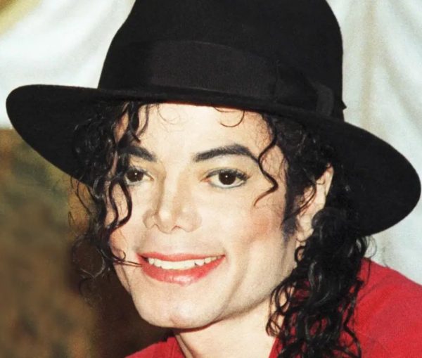 O cantor Michael Jackson, que morreu em 2009, poderá ser julgado pela acusação de abusar de uma criança em um parque privado em Neverland. A informação foi publicada pelo jornal TMZ.