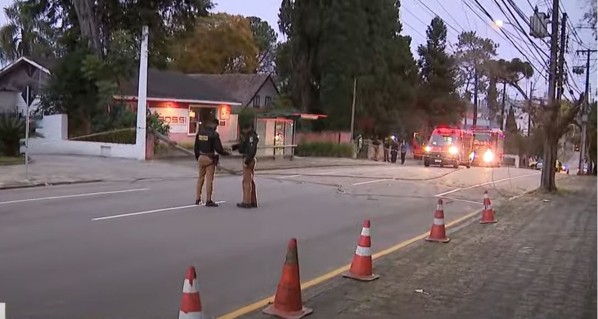  motociclista morre com choque elétrico ao passar por fios de luz derrubados por caminhão 