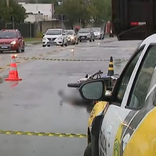 VÍDEO: Motociclista perde controle morre atropelado por caminhão, em Curitiba