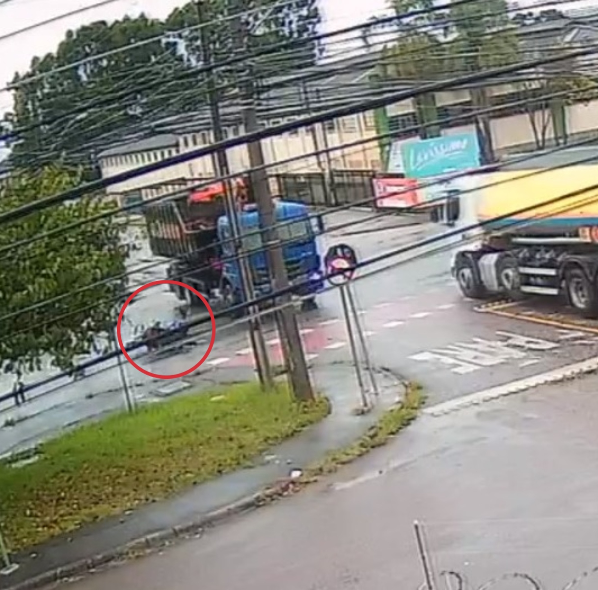  VÍDEO: Motociclista perde controle morre atropelado por caminhão, em Curitiba 