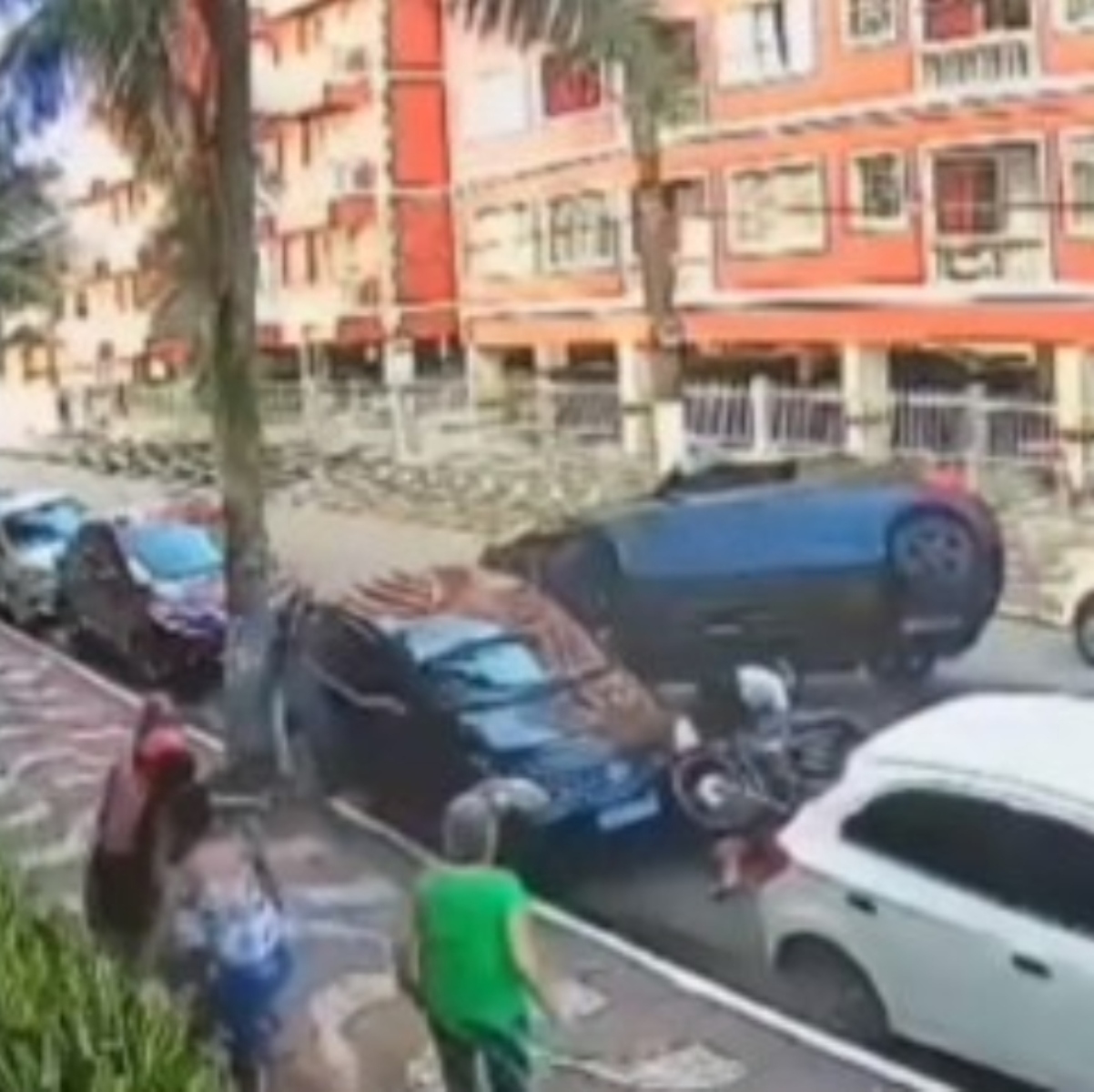  Uma câmera de segurança registrou o momento em que um motorista reagiu a um assalto e atropelou dois suspeitos na manhã do último domingo (11) em Praia Grande, em São Paulo. 