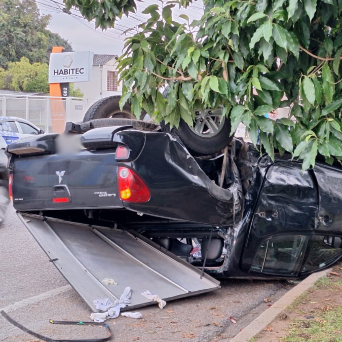  Um acidente entre uma van e uma caminhonete terminou com uma pessoa ferida na manhã desta terça-feira (20), no bairro Rebouças, em Curitiba. 