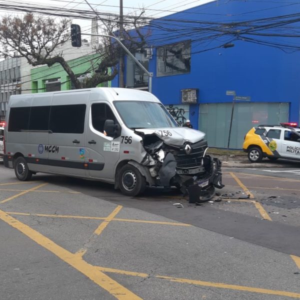 Um acidente entre uma van e uma caminhonete terminou com uma pessoa ferida na manhã desta terça-feira (20), no bairro Rebouças, em Curitiba.