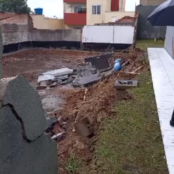 Parte de muro de pedra desaba e interrompe trânsito em Concórdia; VÍDEO, Santa Catarina